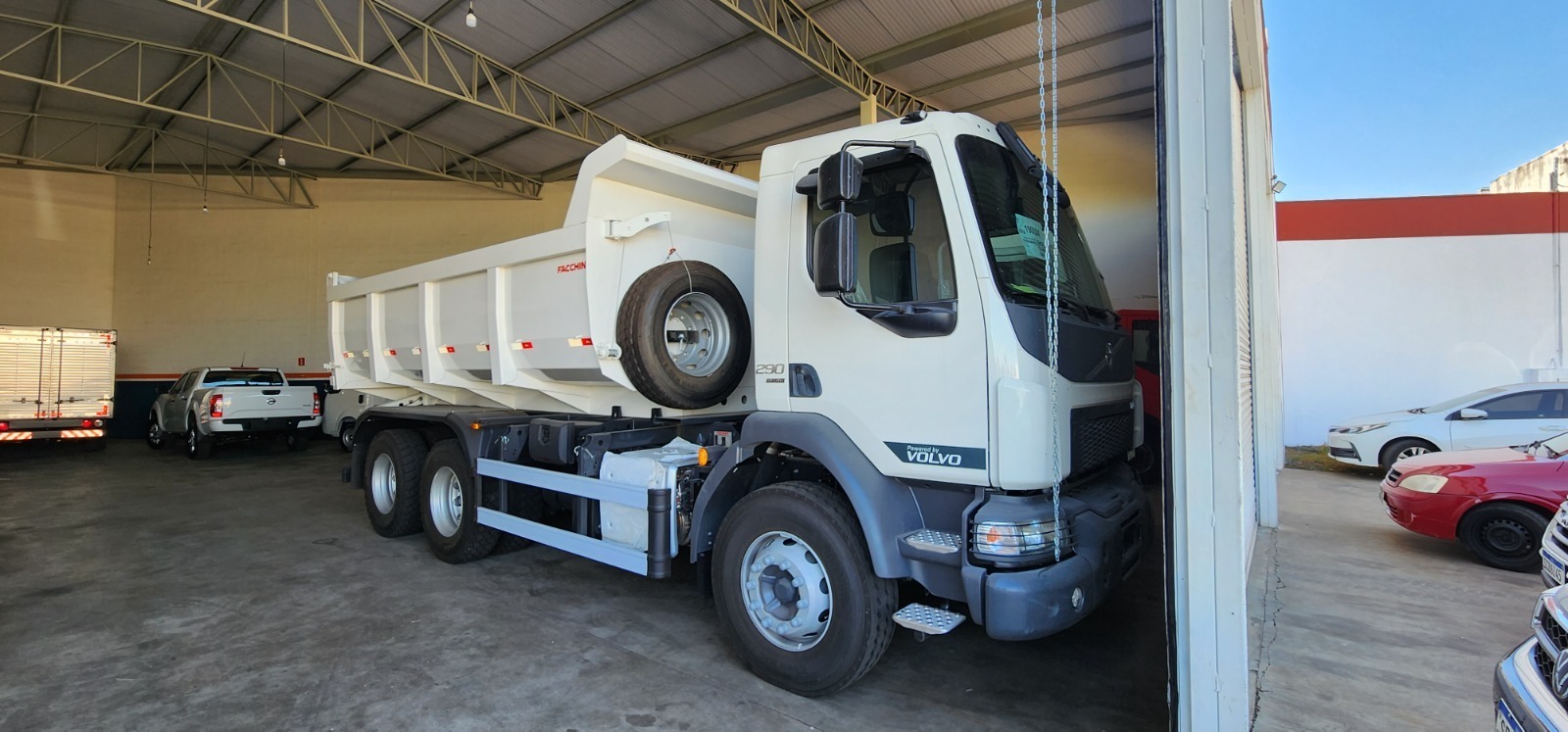 Caminhão Trucado Caçamba Basculante - Volvo VMX 290